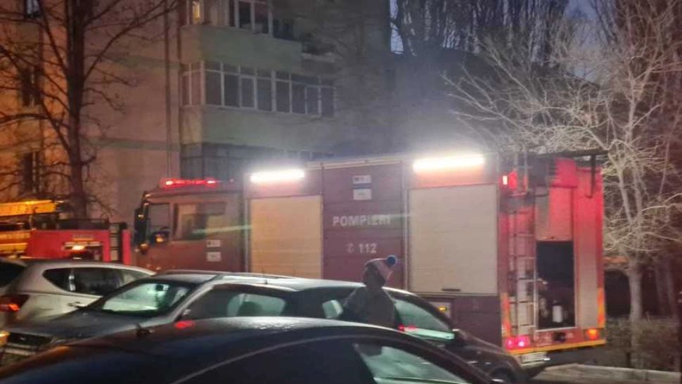 Incendiu la un bloc din Craiova - 30 de persoane au fost evacuate de pompieri