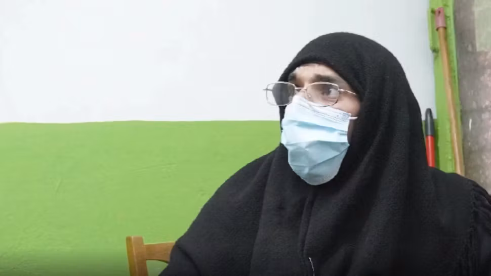 Bărbat deghizat în MĂICUȚĂ, prins la cerșit! Caz incredibil la Bacău