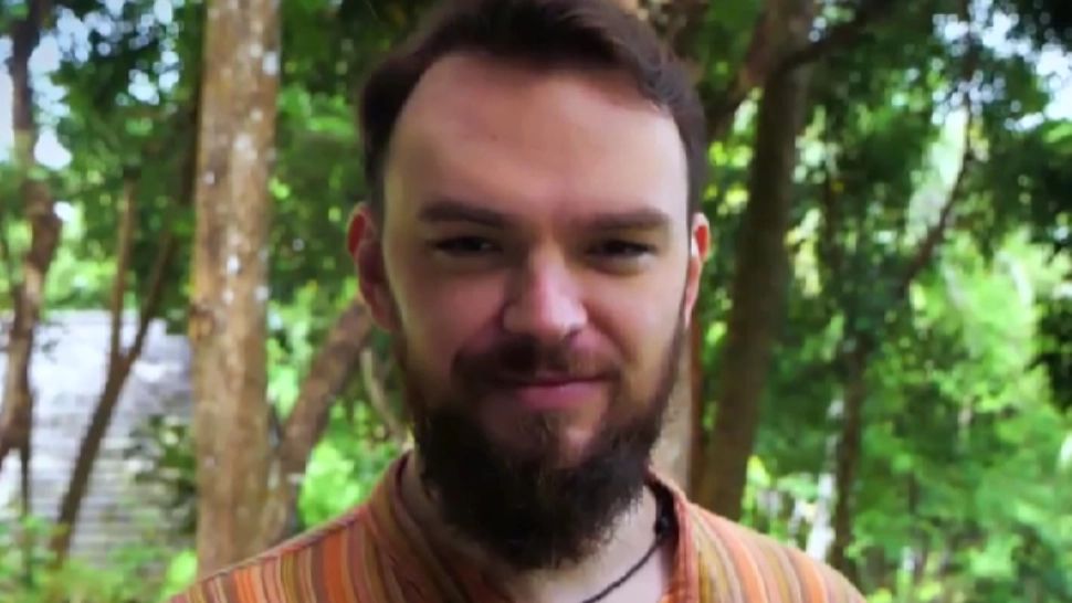 Fostă ispită de la o emisiune TV se laudă cu SEXUL cu minore. Bărbatul spune că este psiholog - Cum se APĂRĂ acesta