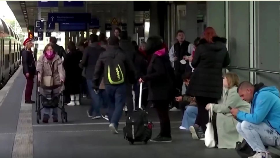 Trenuri BLOCATE cu orele în Germania de românii care voiau să DOARMĂ pe șine! Scene HALUCINANTE