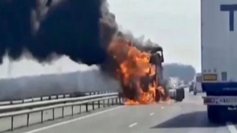 Trafic oprit pe A1 București- Pitești! Cabina unui autotren a ars ca o torță: când estimează polițiștii că va fi reluată circulația