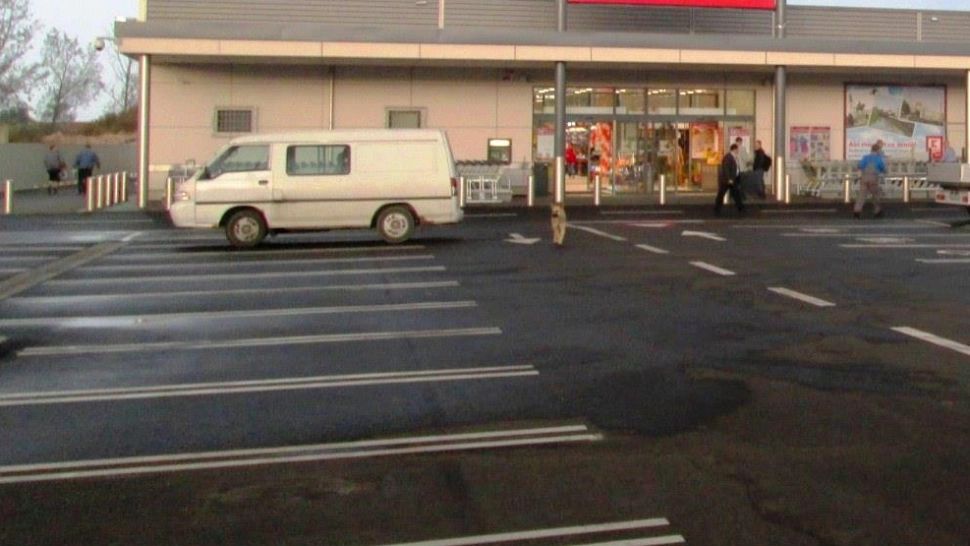 Un șef din poliție a fost surprins cu autospeciala la cumpărături. Hipermarketul, amendat