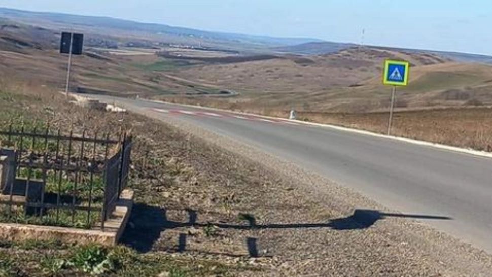 Dorel a făcut o trecere de pietoni în mijlocul unui câmp. Ce spun autoritățile locale