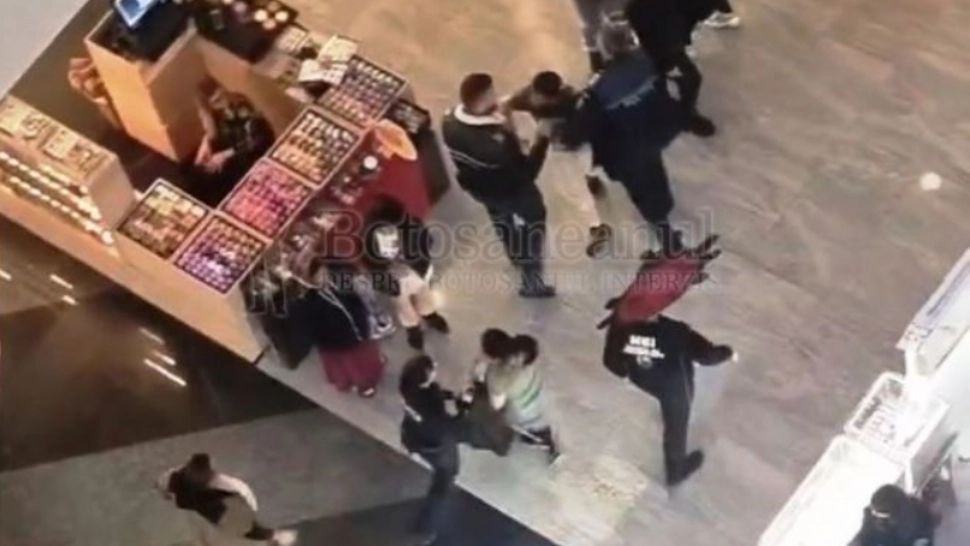  Zona de food court a unui mall din țară, transformată în câmp de luptă: s-a aruncat cu mese și scaune. Scene HALUCINANTE! - VIDEO