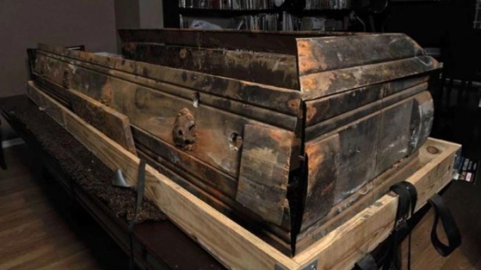 A găsit un sicriu în lac. L-a scos la mal, a ridicat capacul. N-a mai văzut niciodată așa ceva - FOTO