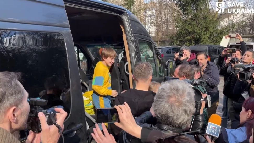 Primii copii ucraineni au reușit să se întoarcă acasă din captivitatea rusă! Ce PEDEPSE au îndurat pentru că au strigat „Slava Ucraina”: imagini emoționante - VIDEO 