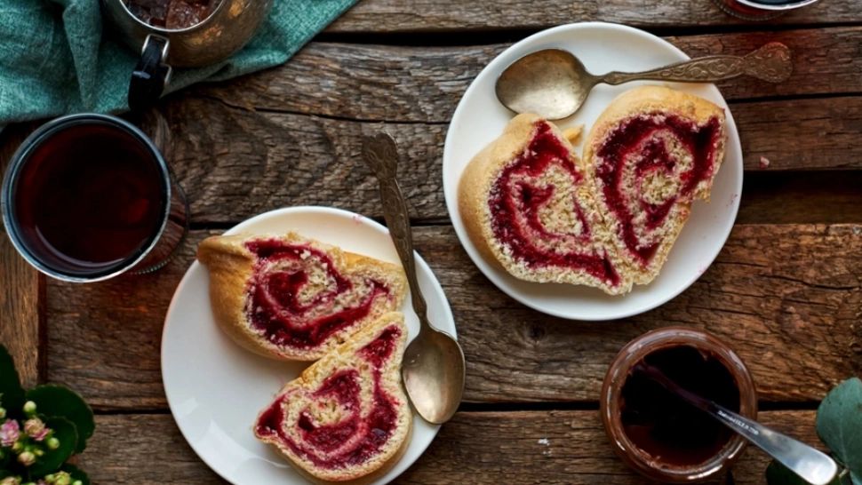 Ruladă rapidă cu gem de cireşe. Ai nevoie de numai 5 ingrediente: rezultatul e genial