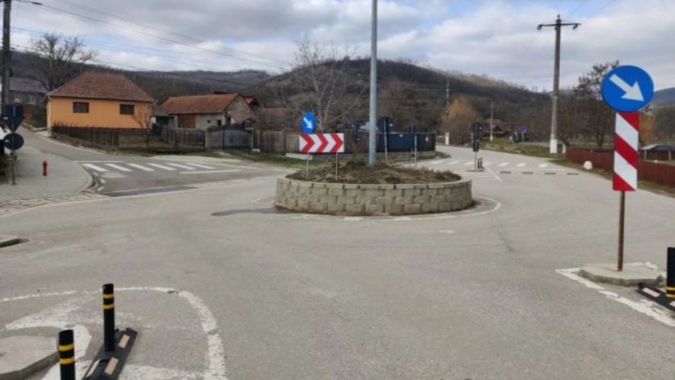 Sens giratoriu „fără sens” într-un sat din Alba cu 300 de locuitori
