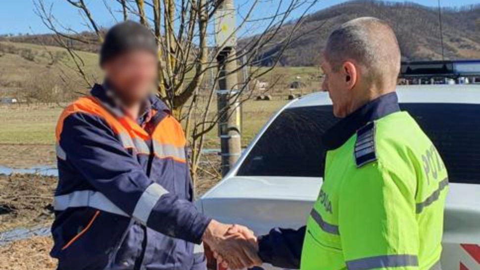 Un angajat la salubrizare a găsit o plasă plină cu bani pe câmp. Gestul pe care l-a făcut i-a lăsat pe polițiști cu gura căscată  