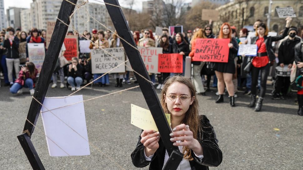 „Uterul nostru nu e profitul vostru!” – Protest de 8 martie în Piața Victoriei. Revendicări: drepturile reproductive ale femeilor. FOTO