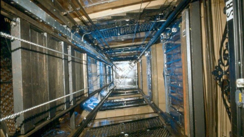 Descoperire macabră: Un amator de senzații tari, găsit MORT în lift de vecinii îngroziți - A căzut în gol 10 etaje