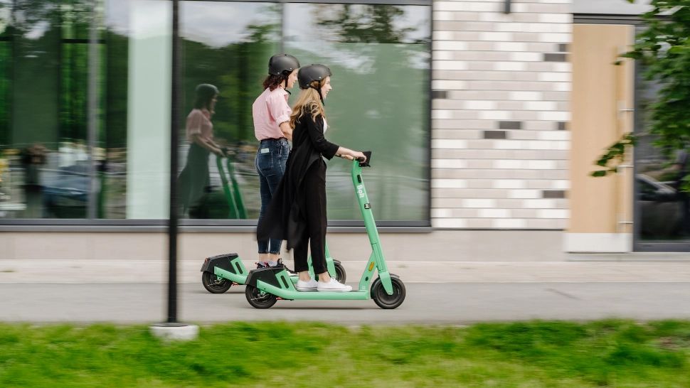 Trotinetele electrice devin mai politicoase. Cele răsturnate vor spune „Mulțumesc!” atunci când sunt ridicate în poziție verticală 