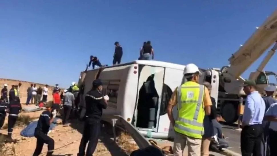 5 morți și 27 de răniți, după ce un șofer a pierdut controlul unui microbuz și s-a izbit violent de un copac. Anchetă uriașă a poliției