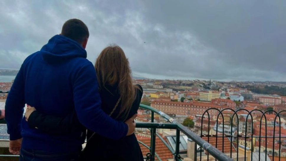 Patriotismul, lăsat în urmă? Unde a dus-o George Simion pe soția sa, de 8 Martie