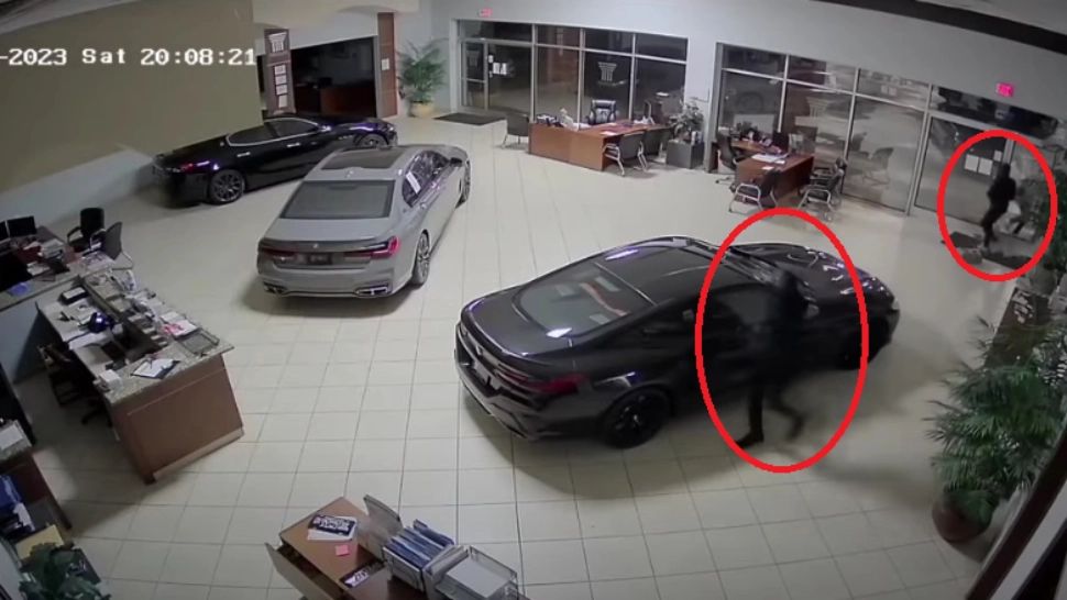 Patru bolizi de lux, furați dintr-un showroom auto din SUA. Spargerea, dată în timp record! - VIDEO