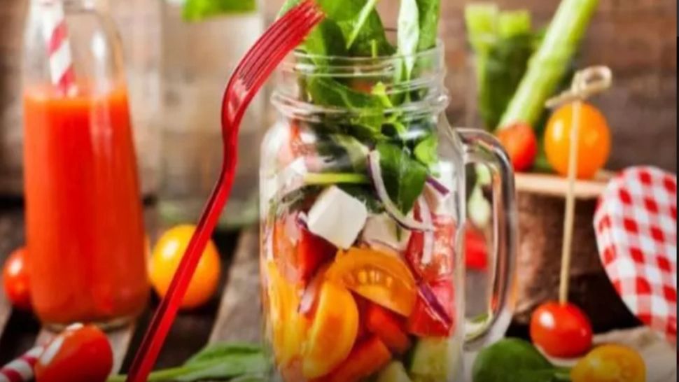 Este mai bine să mănânci mai multe mese mici sau mai puține dar mai mari?