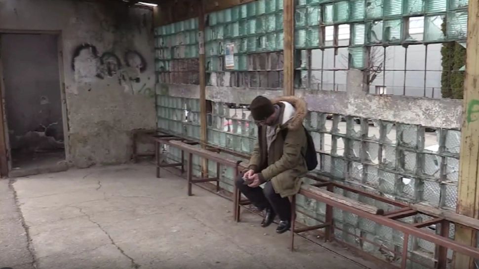 Stație de autobuz în paragină, în Bacău. Oamenii sunt revoltați: arată ca după un război. Ce spun autoritățile locale