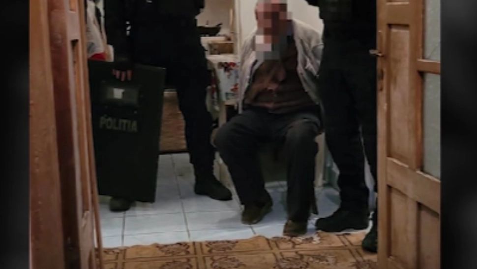 Fetiță de 4 ani, ținută ostatică în beci de propriul tată! Bărbatul amenința copilul cu un topor: micuța, salvată de trupele speciale 