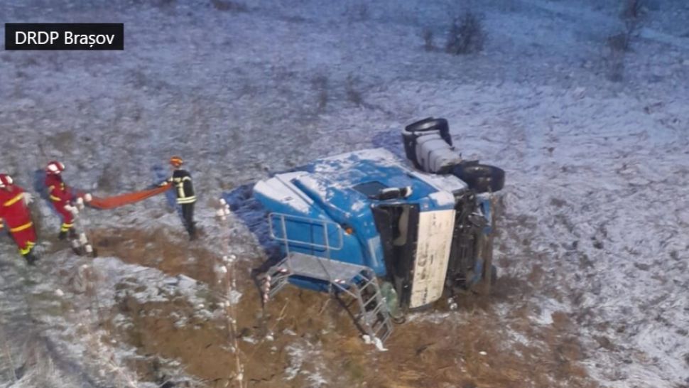 Vremea extremă face ravagii: TIR pus la pământ, în județul Brașov! Șoferul, grav rănit 