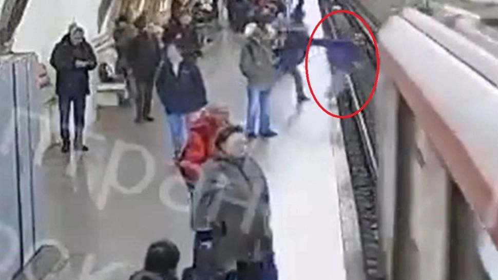 Un adolescent a SUPRAVIEȚUIT în mod miraculos, după ce a fost împins în fața metroului! Scene ȘOCANTE la metroul din Moscova - VIDEO