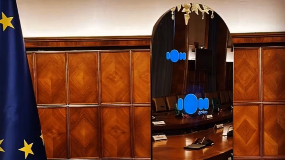 Ion o "întâlnește" pe Eva. Consilierul robot de la Guvern pare să-și fi găsit perechea - Cu ce se ocupă autoritățile în timp ce românii sunt împovărați de facturi și scumpiri