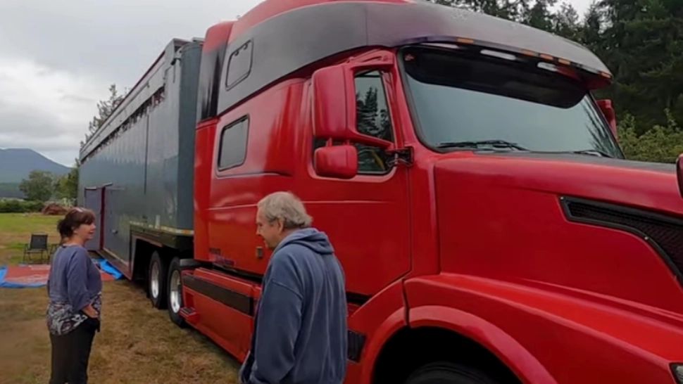 Casă de lux în remorca unui TIR! Un cuplul de pensionari din SUA își trăiește bătrânețea mult-visată