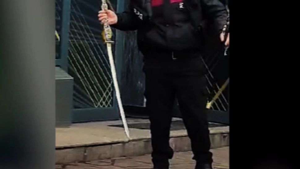 Bărbat reținut după ce a intrat cu o sabie de samurai într-o sală de jocuri de noroc din Neamț. Momente de PANICĂ