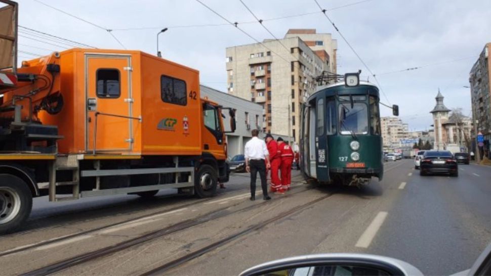 Un tramvai a sărit de pe șine, la Iași. Trafic, îngreunat