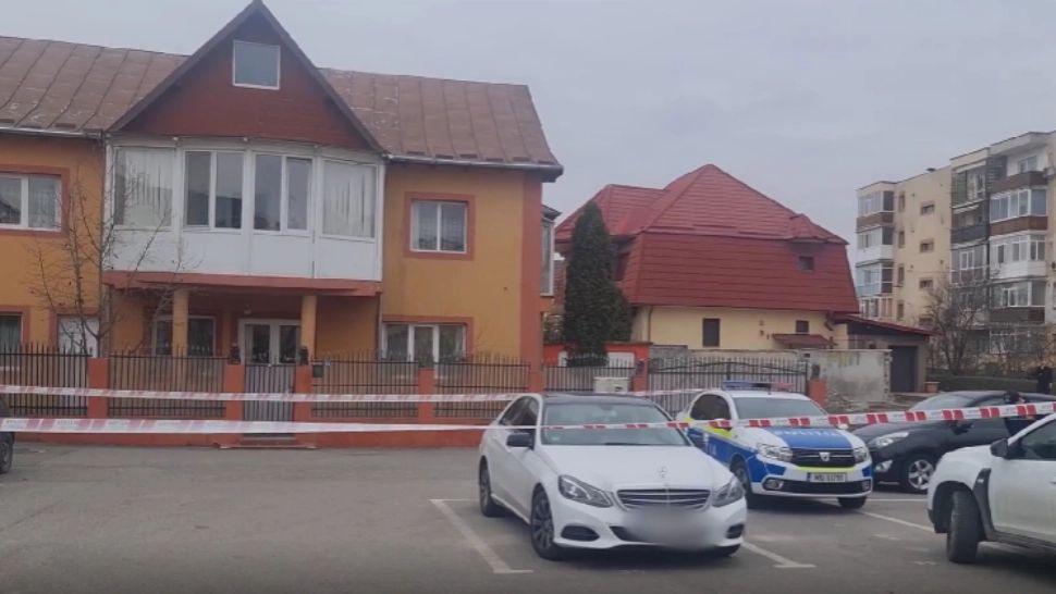 Fiul minor al afaceristului piteștean mort, reținut de poliție! IPOTEZĂ-ȘOC: tânărul ar fi dat petrecere cu tatăl mort în casă - SURSE
