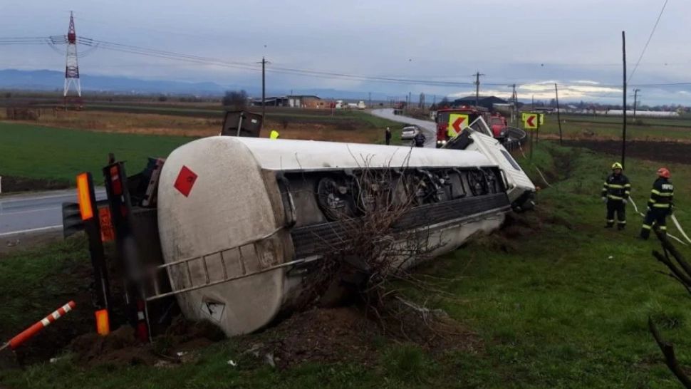 Accidente în lanț pe E 85, la Roșiori - 2 cisterne răsturnate, una cu motorină, alta cu apă, a pompierilor din Fălticeni, veniți la intervenție - FOTO
