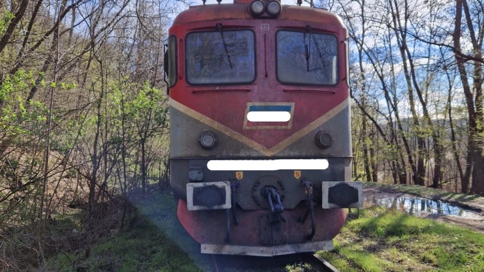 O locomotivă a DERAIAT în județul Vâlcea! Tone de motorină riscă să se infiltreze în sol, după ce rezervorul locomotivei s-a spart  
