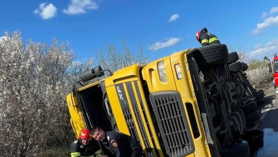 Accident grav pe șoseaua morții din Ialomița - O VICTIMĂ după ce un TIR s-a răsturnat - FOTO