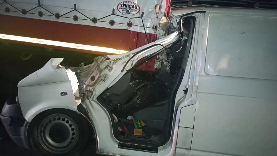 Accident ÎNFIORĂTOR în Dolj. 2 oameni au murit după ce au intrat cu duba sub un TIR - FOTO
