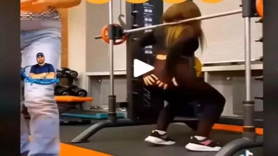 VIDEO – Se filma în timp ce își lucra fesierii la sala când deodată au pârăit pantalonii – Acum imaginile au devenit virale