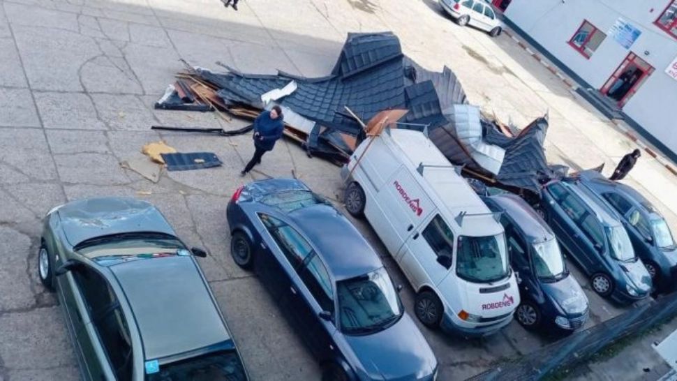 Vântul face victime în țară: O femeie din Galați a fost rănită grav de un banner, iar Jandarmeria Suceava a rămas fără acoperiș - FOTO&VIDEO