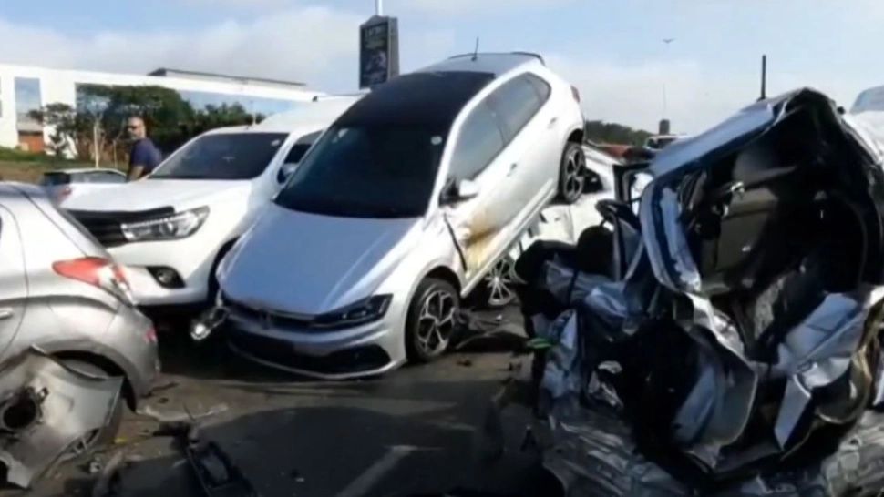 Carambol ca în filme, pe autostradă. Aproape 50 de mașini au fost implicate (VIDEO)