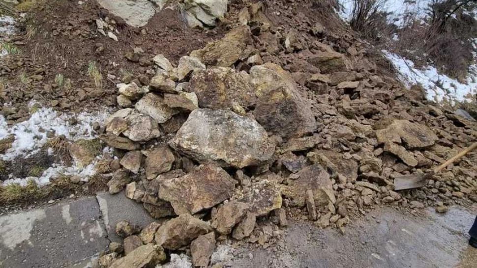 Alunecări de teren în Harghita și Hunedoara - Un drum a fost blocat