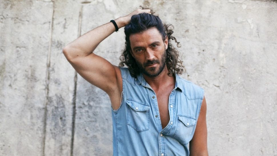 Cine este violoncelistul care i-a cântat șefei ICR Londra? Sex symbol cu arcuș - GALERIE FOTO 