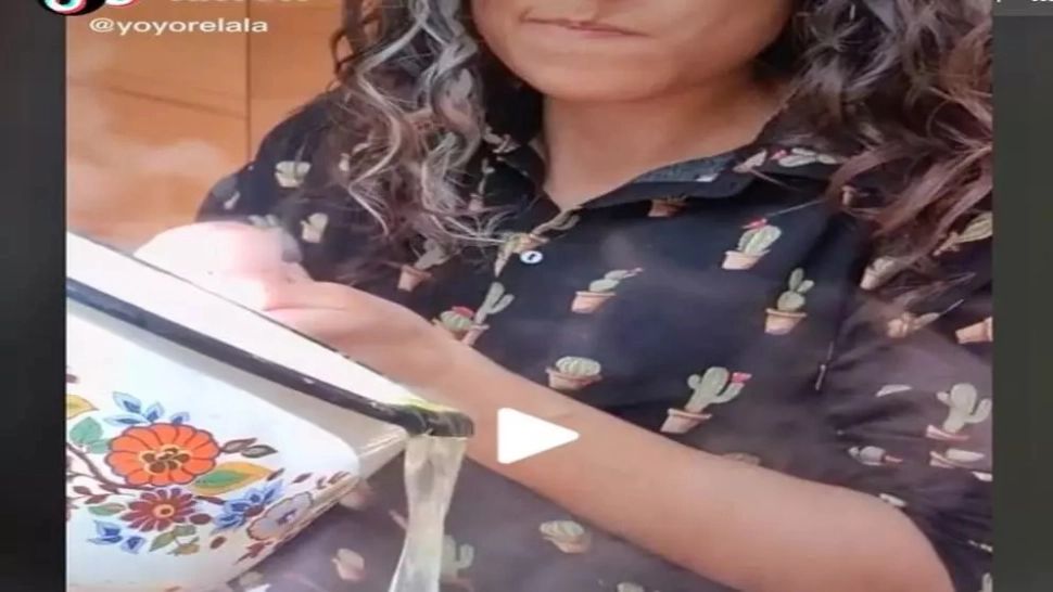 VIDEO controversat – Ce face această tânără cu apa în care a fiert cartofii: “Bunicile noastre o foloseau…”