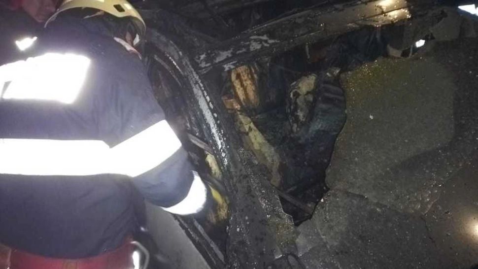 Trei autoturisme, distruse de un incendiu, la Râmnicu Vâlcea - Focul a fost pus intenţionat