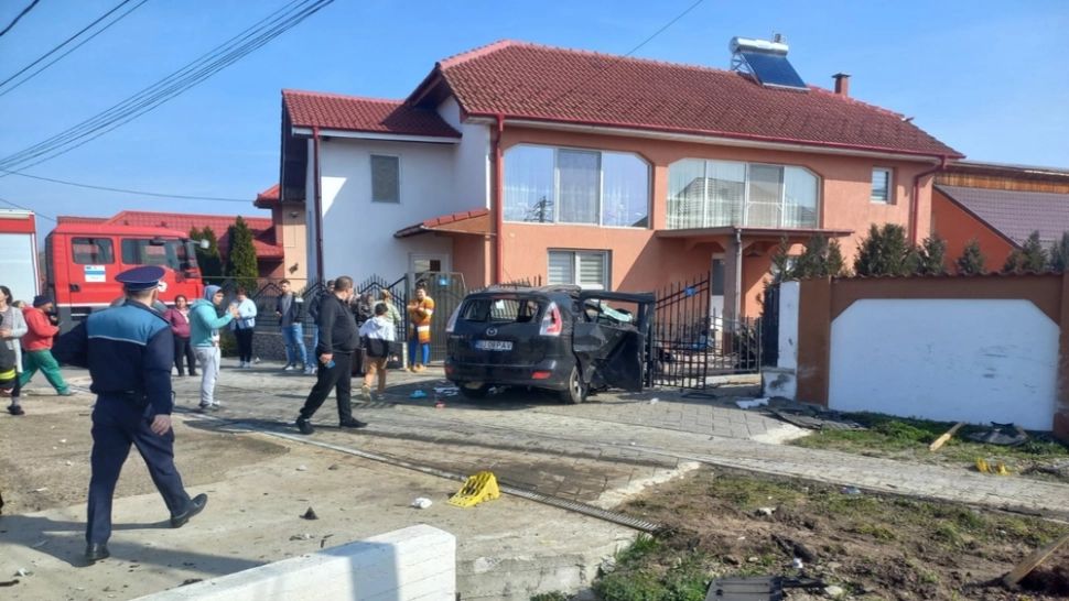 4 mașini, lovite violent de un TIR a cărui roată a explodat în mers! Printre răniți și doi copii: a intervenit elicopterul SMURD