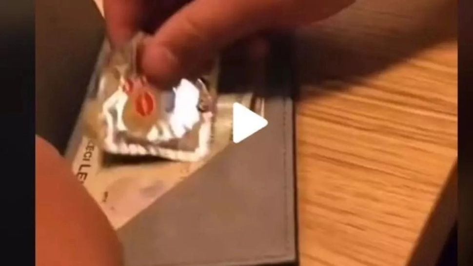 VIDEO – A lăsat bacșiș un prezervativ la nota de plată și apoi a filmat reacția ospătăriței – Imaginile au devenit virale