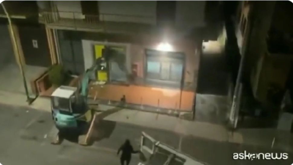 Cum au reușit hoții să fure un bancomat cu excavatorul. Videoclipul acțiunii din miezul noptii