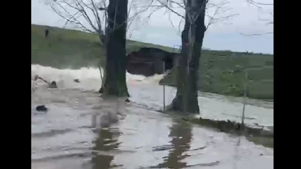 Un baraj din județul Dolj s-a rupt. Terenurile agricole din apropiere, inundate