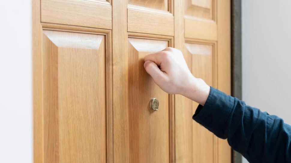 A deschis pentru că se auzeau bătăi în ușă. Când a văzut cine este, a vrut să o ia la fugă însă nu a mai apucat:"A fost o surpriză și un șoc total"