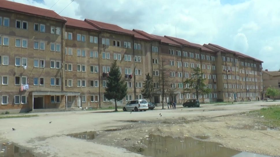 Panică printre locuitorii blocurilor vechi din Petroșani, afectate de seismele din zona Gorj - VIDEO