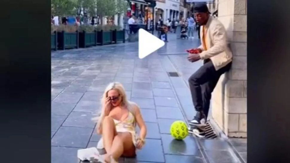 VIDEO – O tânără elegantă a căzut în fund, pe trotuar, după ce a fost victima unei farse nevinovate – Imaginile s-au viralizat