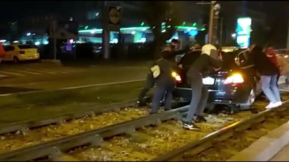 Un șmecher a blocat linia de tramvai cu bolidul. Zeci de oameni s-au chinuit să îl scoată de pe șine
