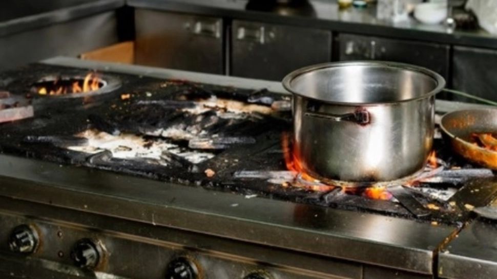 Cum să gătești pe caniculă? Trucurile prin care eviți să gătești cu sudoarea frunții