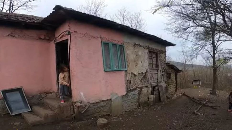 Drama familiei care trăiește într-o casă de lemn veche de 100 de ani, cu pereții putreziți